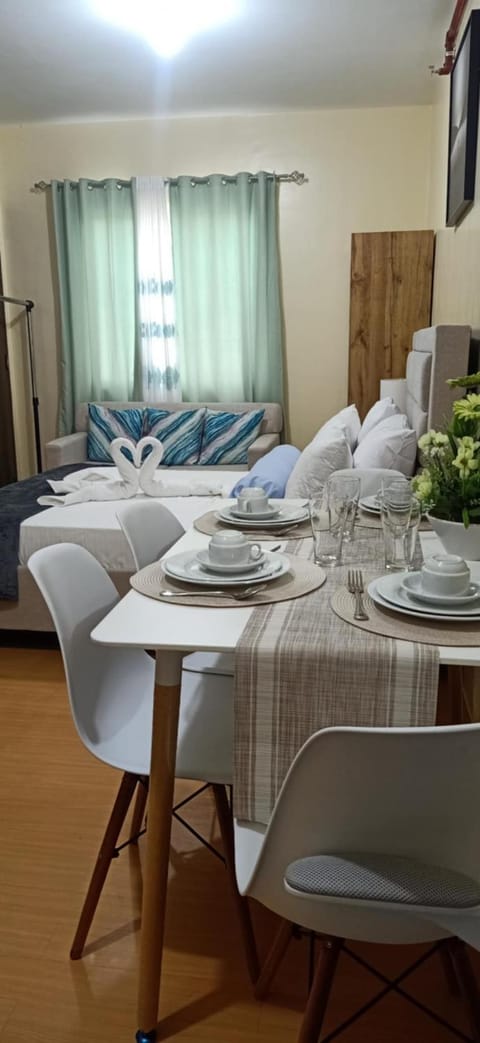 Bed, Dining area