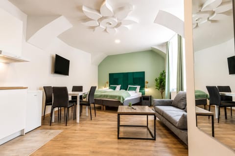 Bed, TV and multimedia, Seating area, Bedroom