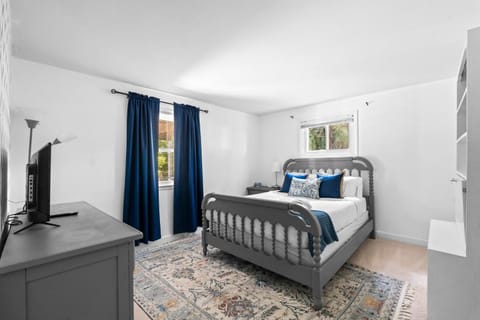 Bed, TV and multimedia, Photo of the whole room, Bedroom, hair dresser