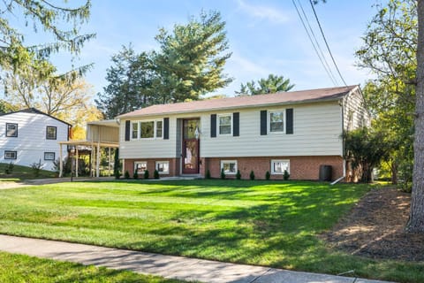 Property building, Spring, Day, Neighbourhood, Natural landscape, Garden, Garden view, Street view