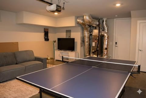 New Lux Townhome 6 mins to DT Rooftop Sleeps 12 House in Nashville