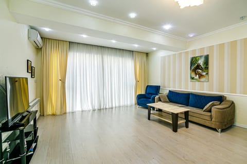 Property building, TV and multimedia, Living room, internet