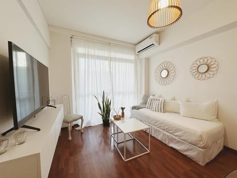 Bed, TV and multimedia, Living room, Photo of the whole room, hair dresser, air conditioner