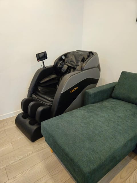 Massage, Living room, Seating area