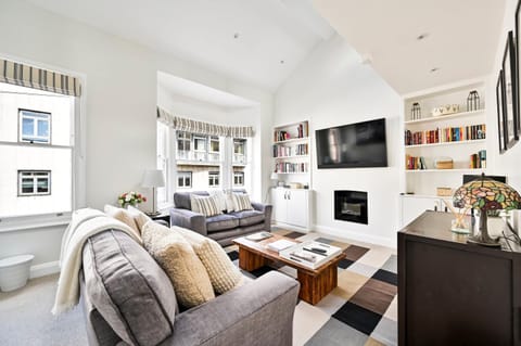 Communal lounge/ TV room, TV and multimedia, Living room, Seating area, Evening entertainment