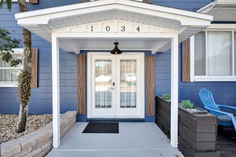 Property building, Facade/entrance, Day, Street view