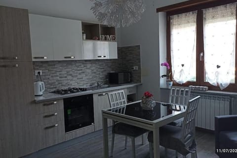 Kitchen or kitchenette, Dining area, minibar, pet friendly, stove