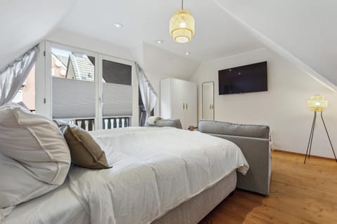 Bed, TV and multimedia, Living room, Photo of the whole room, Seating area, Bedroom