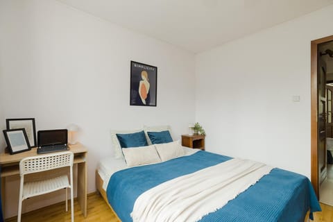 Bed, TV and multimedia, Photo of the whole room, Bedroom, hair dresser