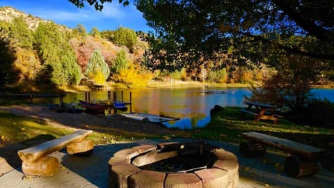 Revered Hidden Lake Lodge East Zion & Bryce Country House in Glendale