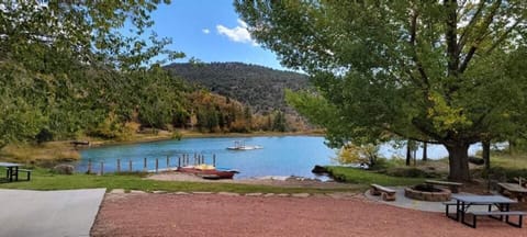 Revered Hidden Lake Lodge East Zion & Bryce Country House in Glendale