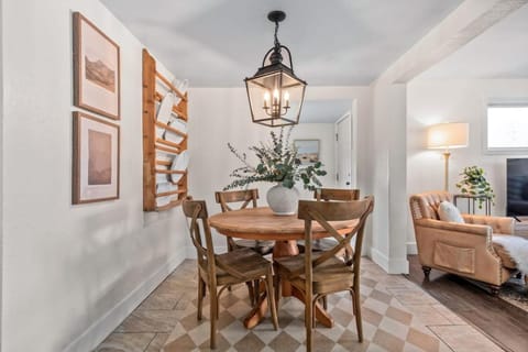 Light Bright Stylish PRIVATE Home - Whitworth House in Spokane