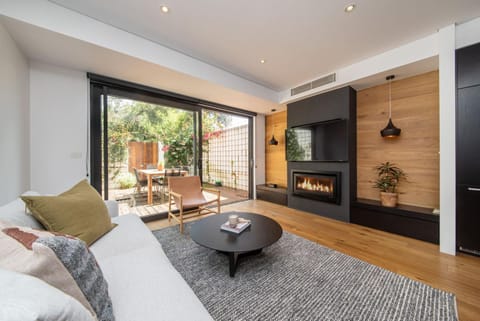 TV and multimedia, Living room, Garden view, fireplace