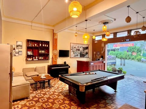 Billiard, Living room, Seating area, Dining area