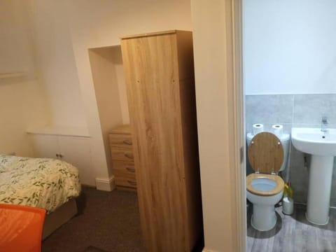 Ensuite Double-bed (H1) close to Burnley city centre Bed and Breakfast in Burnley