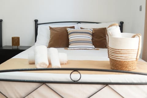 Bed, Photo of the whole room, Bedroom, towels