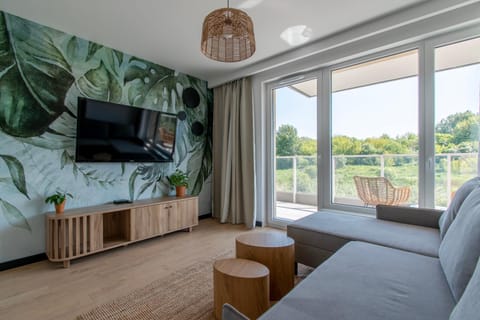 Communal lounge/ TV room, TV and multimedia, Seating area, Garden view