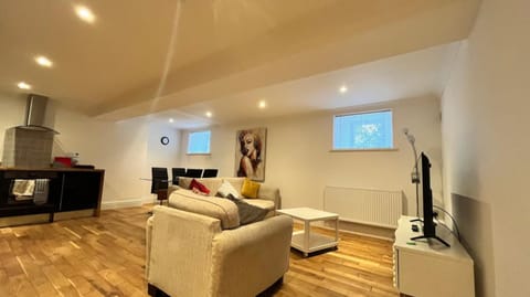 No1 - The Marilyn, Executive Flat Town Centre Apartment in Banbury