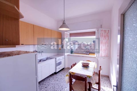 Kitchen or kitchenette, Dining area, pet friendly, stove