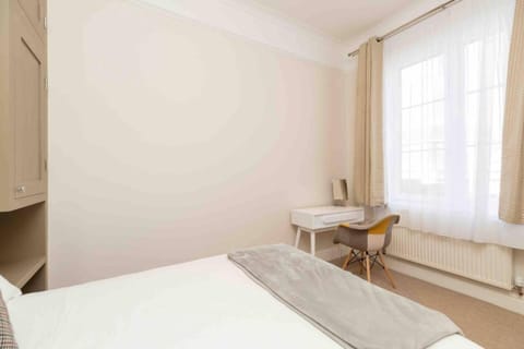 No4 The Warwick Apartment House in Banbury