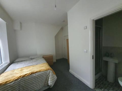 Ensuite Double-bed L3 Burnley City Centre Bed and Breakfast in Burnley
