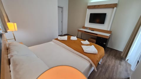 Bed, Photo of the whole room, Seating area, Dining area, Bedroom, hair dresser