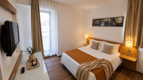 Bed, TV and multimedia, Photo of the whole room, Bedroom