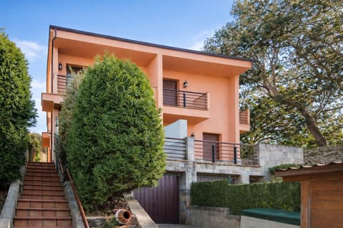 Property building, Facade/entrance, Garden, Balcony/Terrace