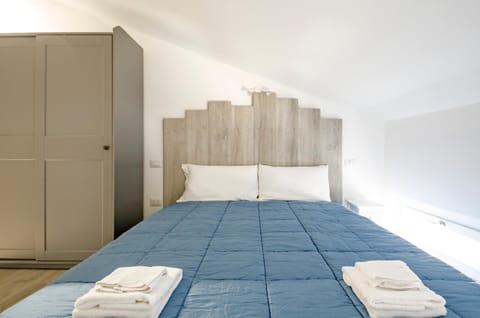 Bed, Photo of the whole room, Bedroom, towels, wardrobe