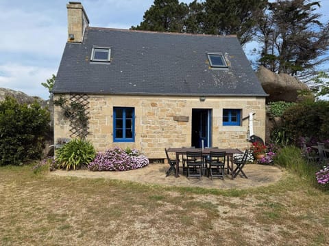 Maison bretonne 50m plage avec jardin et WIFI à TREGASTEL - Réf 413 Villa in Trégastel