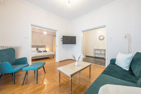 Bed, TV and multimedia, Living room, Photo of the whole room, Seating area, Bedroom