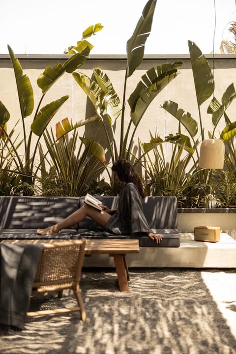 People, Balcony/Terrace, Garden view