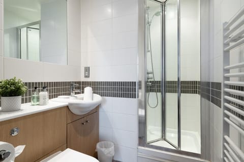 Shower, Toilet, towels