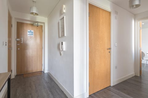 Modern 2 bed in central MK, Free Parking, Smart TV Apartment in Milton Keynes