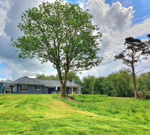 Property building, Day, Natural landscape, Garden, Garden view