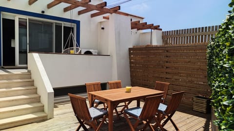 Property building, Patio, Day, Balcony/Terrace, Seating area, Dining area