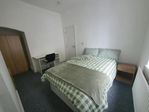 Double-Bed L1 Burnley City Centre Bed and Breakfast in Burnley