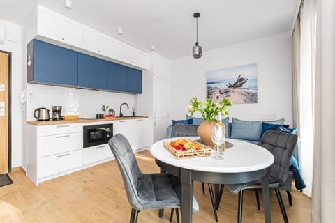 Coffee/tea facilities, Kitchen or kitchenette, Living room, Seating area, Dining area, stove, toaster, air conditioner