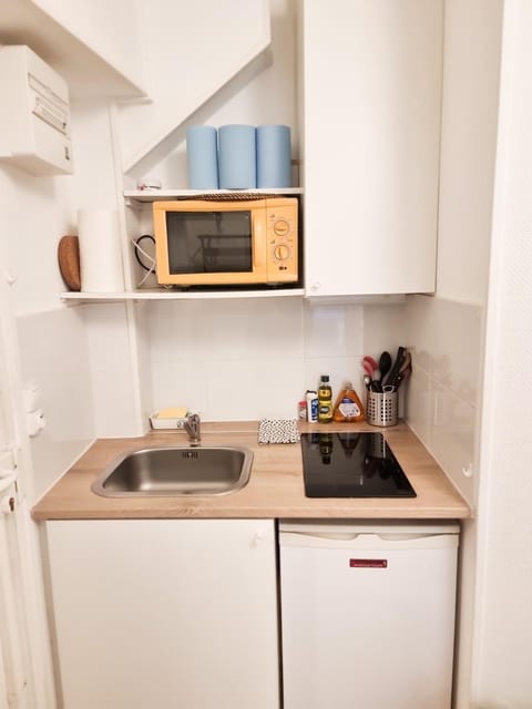 Kitchen or kitchenette, microwave, stove
