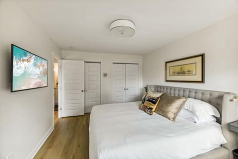 Crystal City Charm 2BR Free Parking 304 House in Crystal City