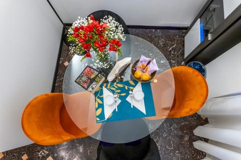 Living room, Food and drinks, Seating area, Dining area, Food