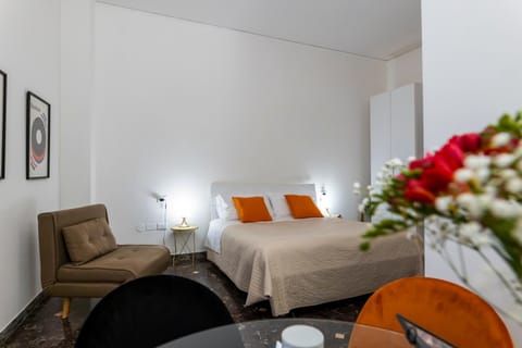 Bed, Living room, Photo of the whole room, Seating area, Bedroom