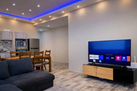 Communal lounge/ TV room, TV and multimedia, Kitchen or kitchenette, Living room, Seating area, Dining area, kitchen
