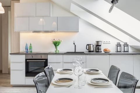 Coffee/tea facilities, Kitchen or kitchenette, Living room, Dining area, stove