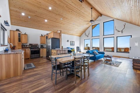 Timberline Escape Overlook House in North Lawrence