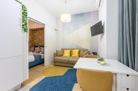Bed, TV and multimedia, Living room, Photo of the whole room, Seating area, Bedroom