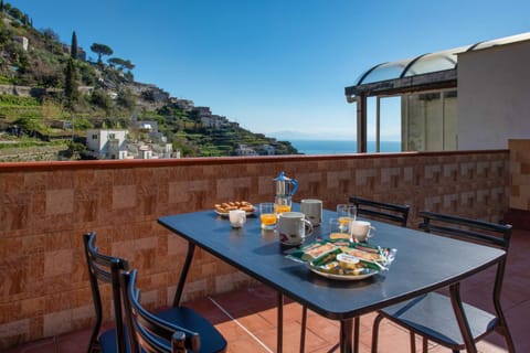 View (from property/room), Balcony/Terrace, Dining area, Sea view