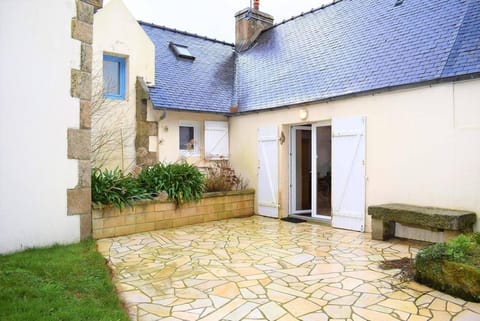 Maison bretonne avec une jolie cour fermée et fleurie avec WIFI à TREBEURDEN - Réf 679 Villa in Lannion