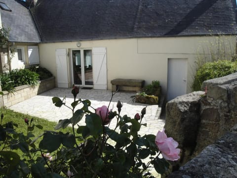 Maison bretonne avec une jolie cour fermée et fleurie avec WIFI à TREBEURDEN - Réf 679 Villa in Lannion