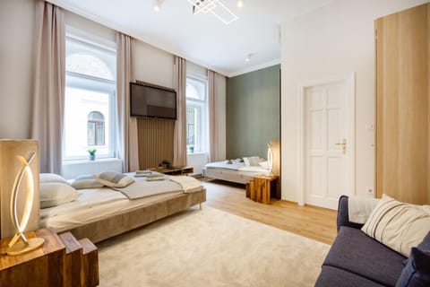 Bed, TV and multimedia, Bedroom
